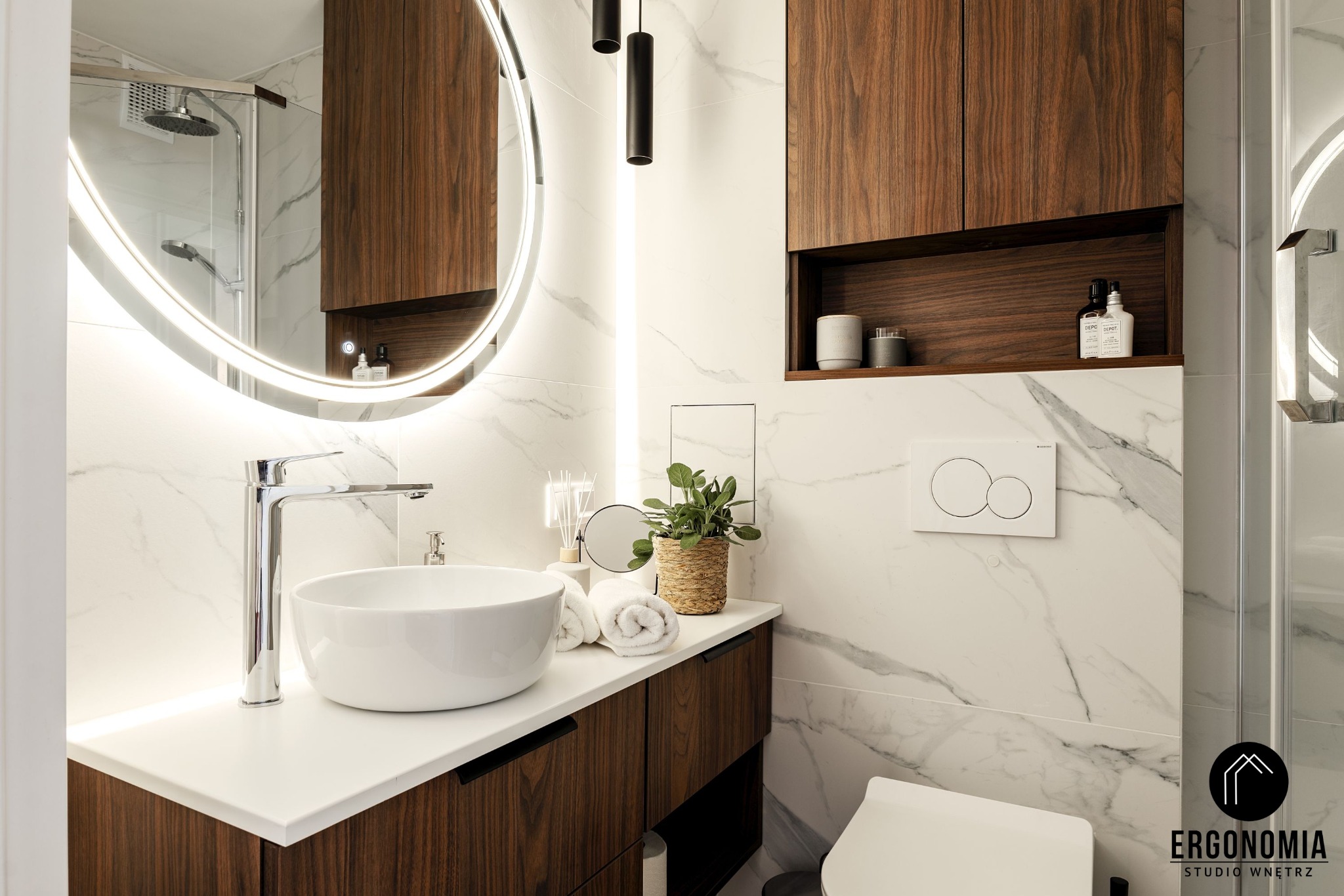 Piękna kontrastowa łazienka.