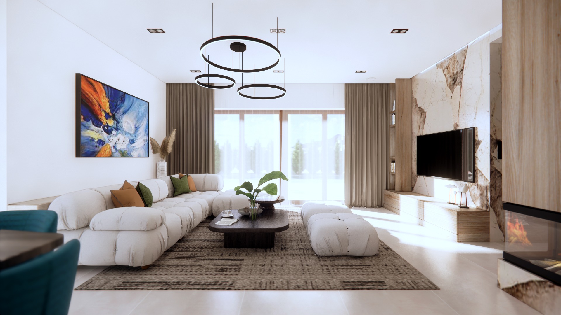 Jasny salon z modułową sofą, okrągłymi lampami wiszącymi, marmurową ścianą z telewizorem i kominkiem oraz abstrakcyjnym obrazem na ścianie.
