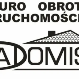 Logo firmy 'Biuro Obrotu Nieruchomościami ADOMIS' z graficznym symbolem domu z dachem pokrytym łuską.