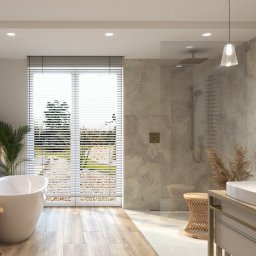 Pracownia Arch. Wnętrz M. Kulczykowski - Jasna łazienka z wolnostojącą wanną przy oknie z żaluzjami, drewnianą podłogą i elementami dekoracyjnymi z rattanu, oświetlona wiszącymi lampami.