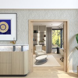 Pracownia Arch. Wnętrz M. Kulczykowski - Wnętrze mieszkania z drewnianą komodą zwieńczoną marmurowym blatem, na którym stoją butelki i szkło. Na ścianie wisi obraz z motywem złotych okręgów na niebieskim tle. W tle widoczny pokój...