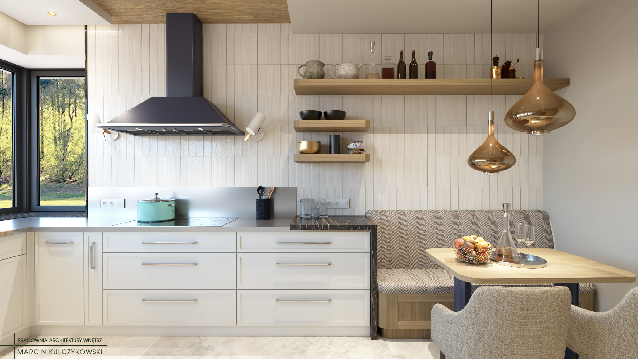 Jasna kuchnia z białymi frontami, ciemnym blatem i okapem, drewnianymi półkami z dekoracjami, oraz stołem z owocami i krzesłami w neutralnych barwach, oświetlona wiszącymi lampami.