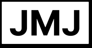 Czarny napis JMJ na białym prostokątnym tle.