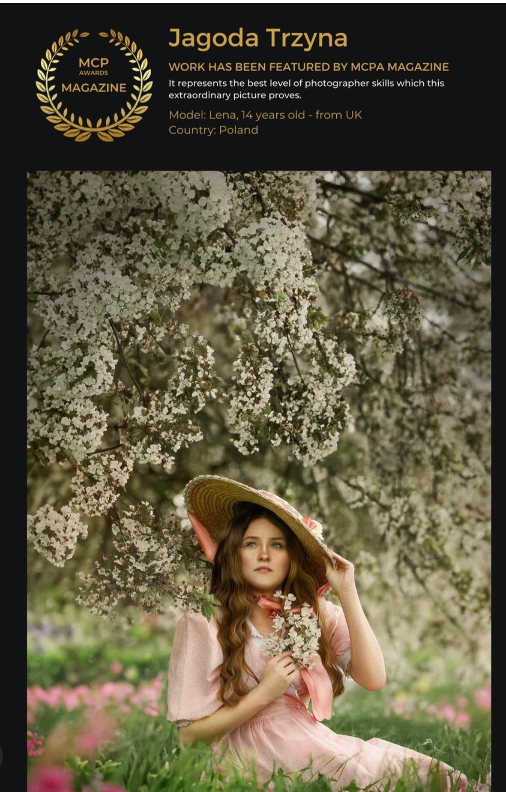 Portret młodej kobiety w słomkowym kapeluszu i różowej sukience, siedzącej w kwitnącym sadzie, trzymającej bukiecik białych kwiatów, z delikatnym oświetleniem i miękkim tłem.