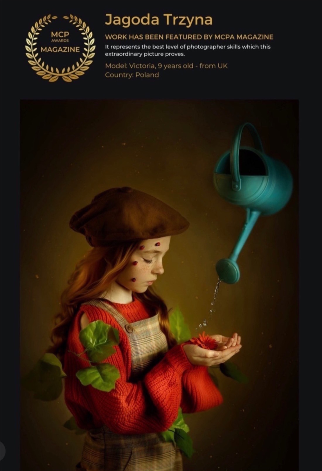 Portret dziewczynki w brązowym berecie z czerwonymi kropkami na twarzy, trzymającej czerwony kwiat, podlewanego z niebieskiej konewki, na ciemnym tle.