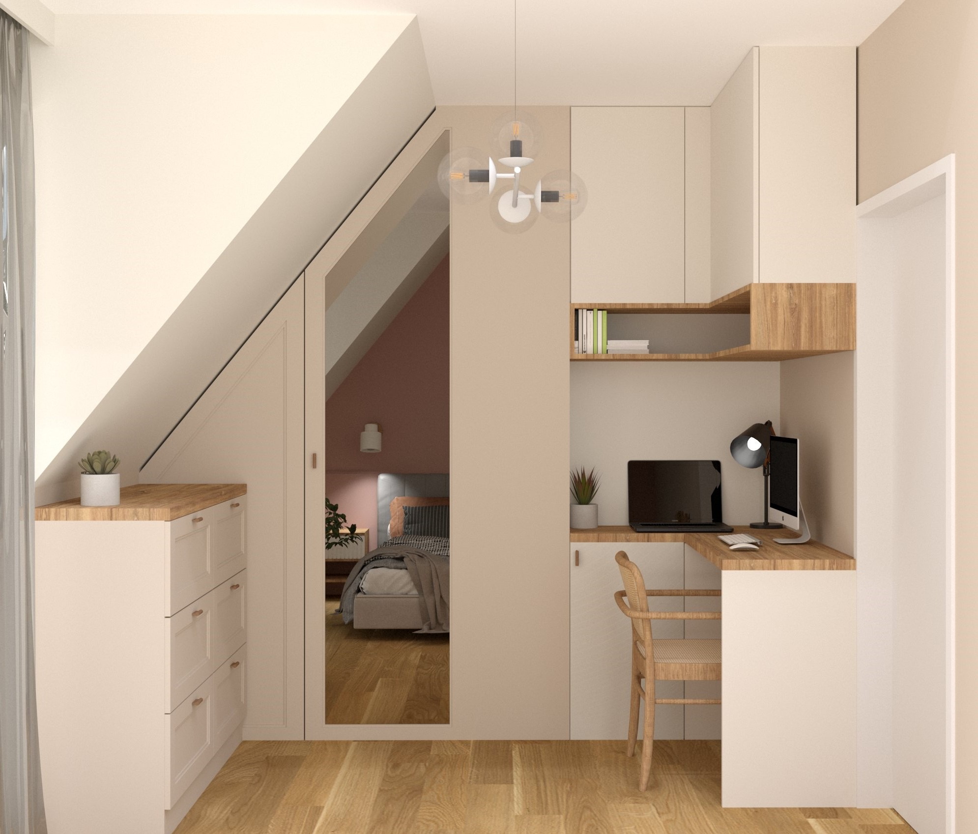 Pokój na poddaszu ze strefą pracy: biurko z komputerem, drewniane półki, szafki w odcieniach beżu. W lustrze odbicie sypialni z łóżkiem. Całość oświetlona nowoczesną lampą.