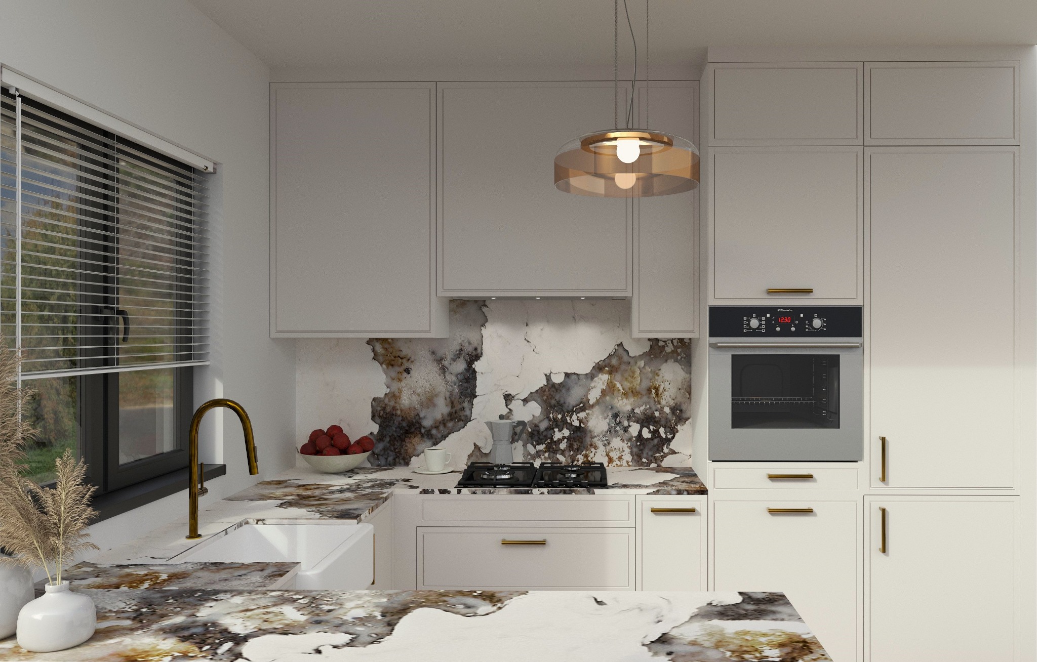 Elegancka kuchnia w odcieniach bieli z marmurowym blatem i backsplashiem, złota armatura, nowoczesne oświetlenie. Ujęcie prezentuje wykończoną aranżację wnętrza.