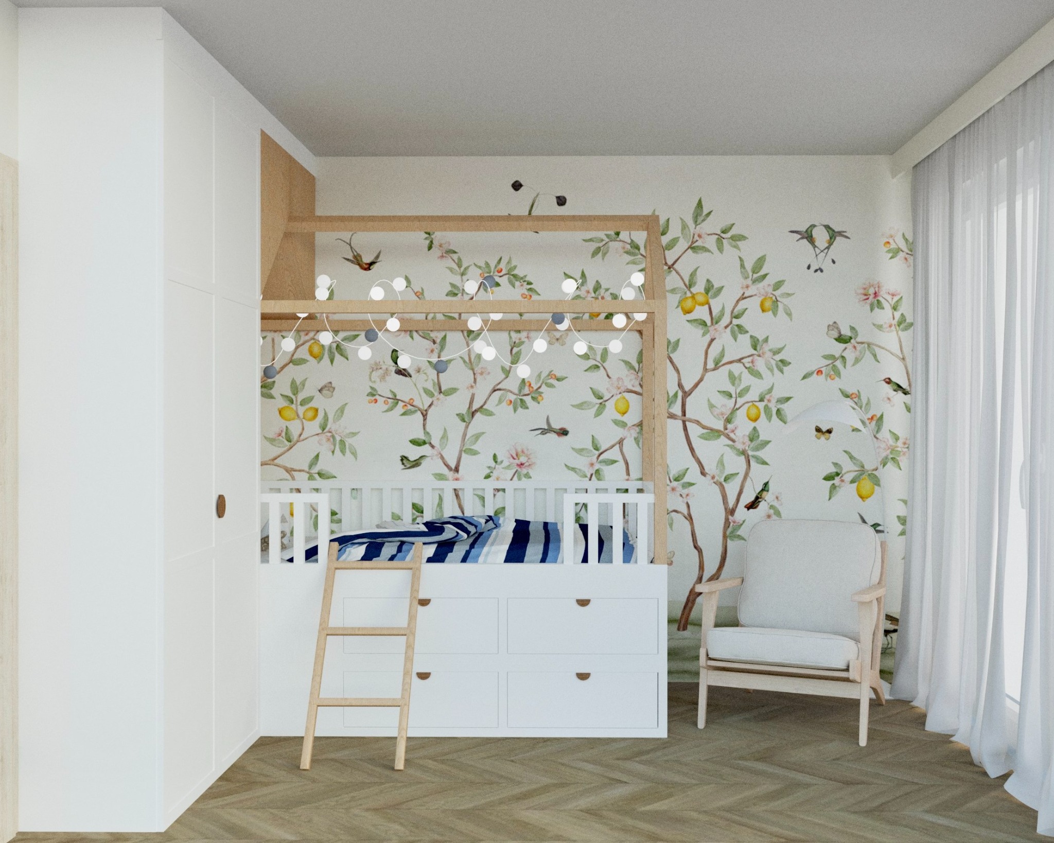 Pokój dziecięcy z łóżkiem w stylu domku, białymi meblami i tapetą w motywy roślinne i ptasie. Drewniana drabinka, girlanda świetlna i fotel dopełniają aranżację.