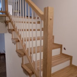 Schody na betonie , podstopnice z białej płyty MDF