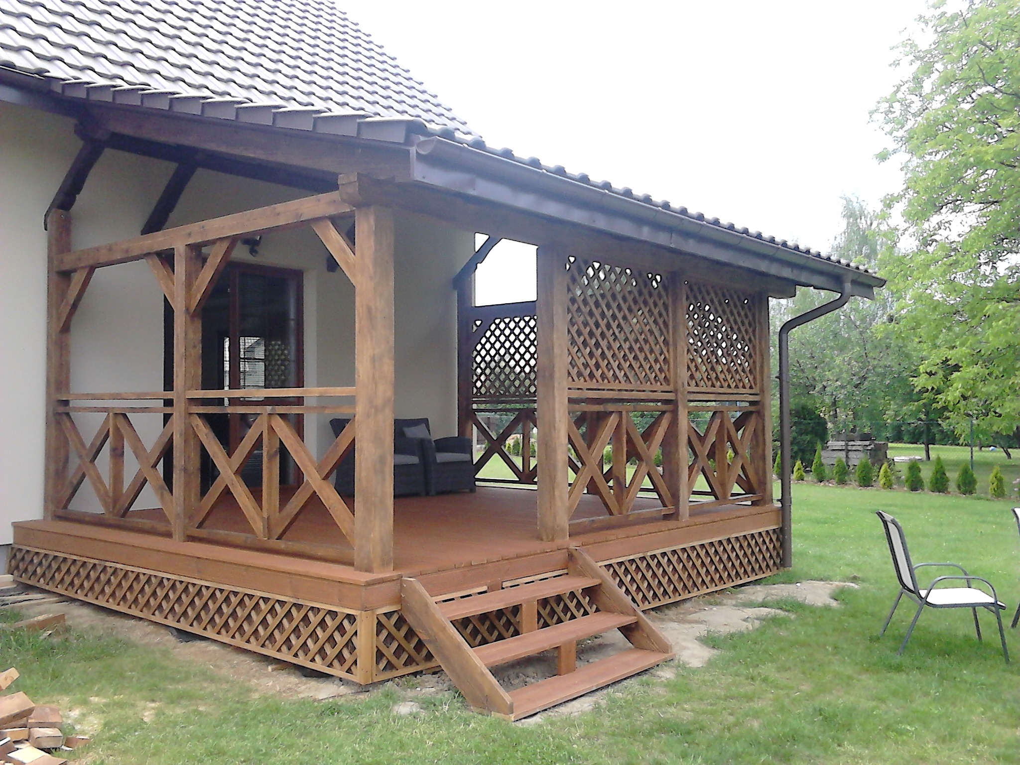 Zadaszenie tarasu pokryte dachówką ceramiczną , podłoga z deski ryflowanej