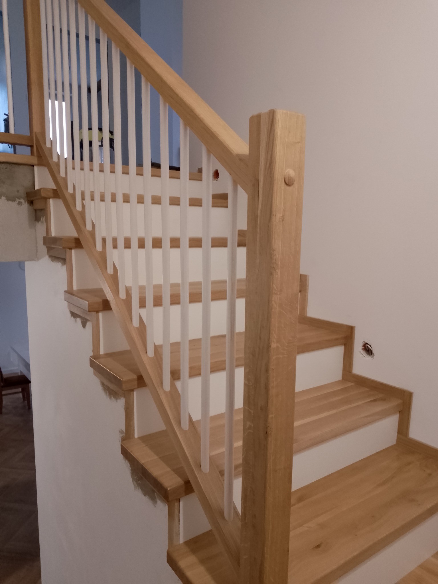 Schody na betonie , podstopnice z białej płyty MDF