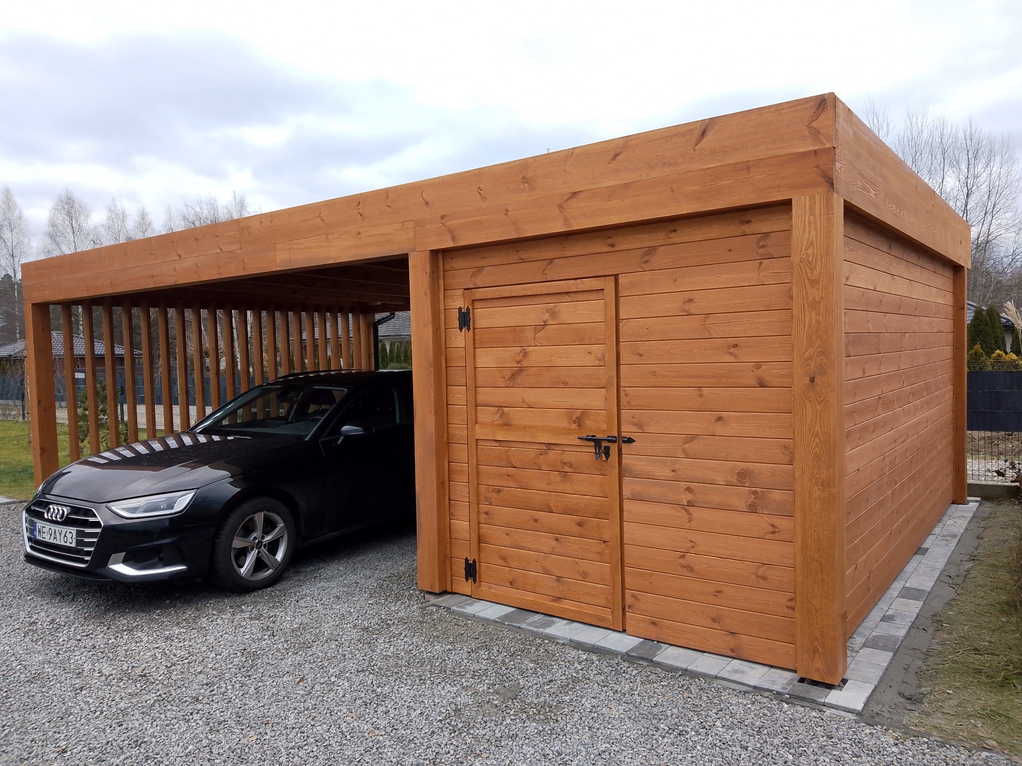 Dwustanowiskowa wiata na auto z pomieszczeniem gospodarczym