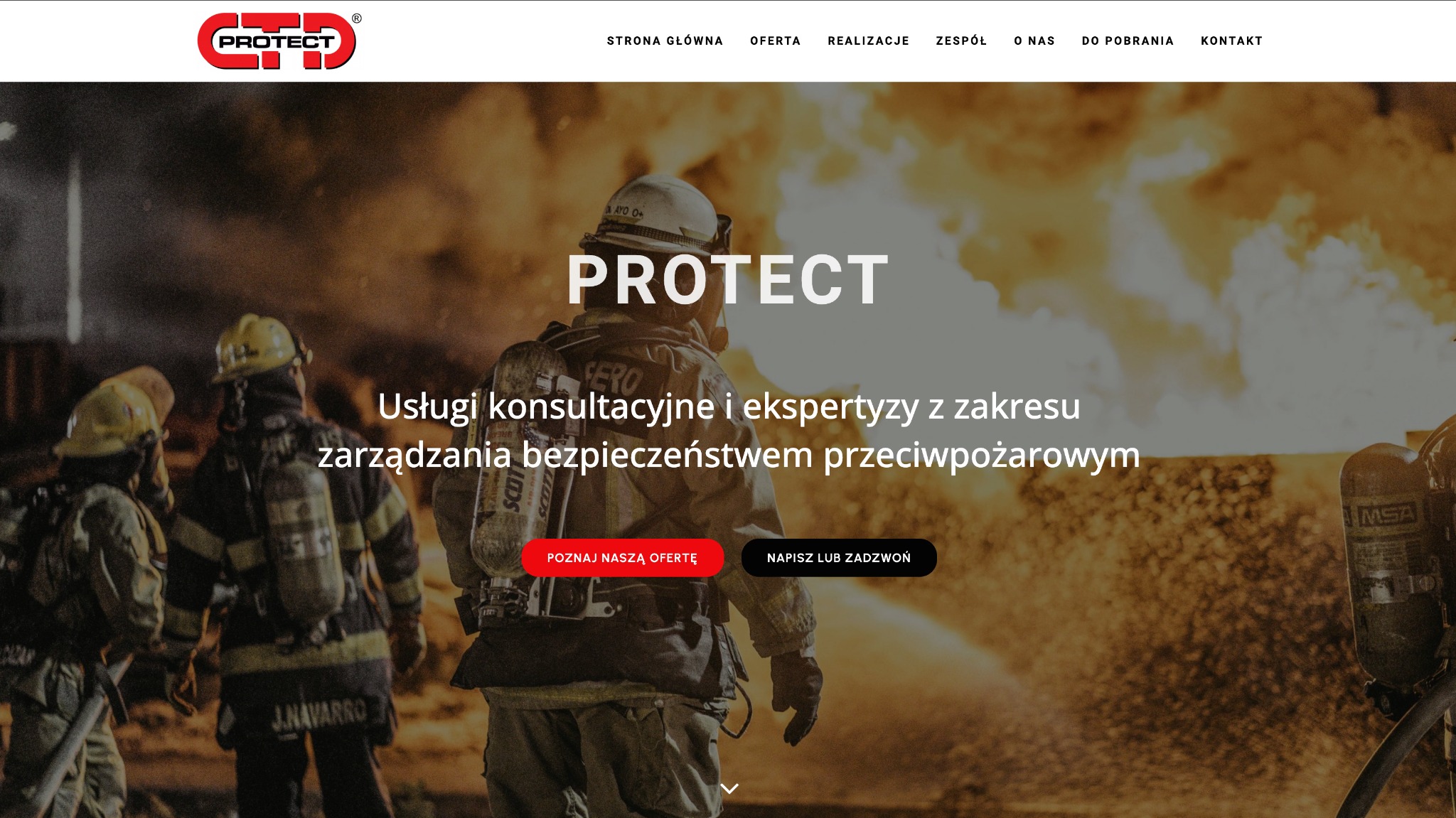 Strona internetowa firmy Protect prezentująca usługi konsultacyjne i ekspertyzy z zakresu zarządzania bezpieczeństwem przeciwpożarowym, z rozmytym tłem przedstawiającym strażaków w akcji.