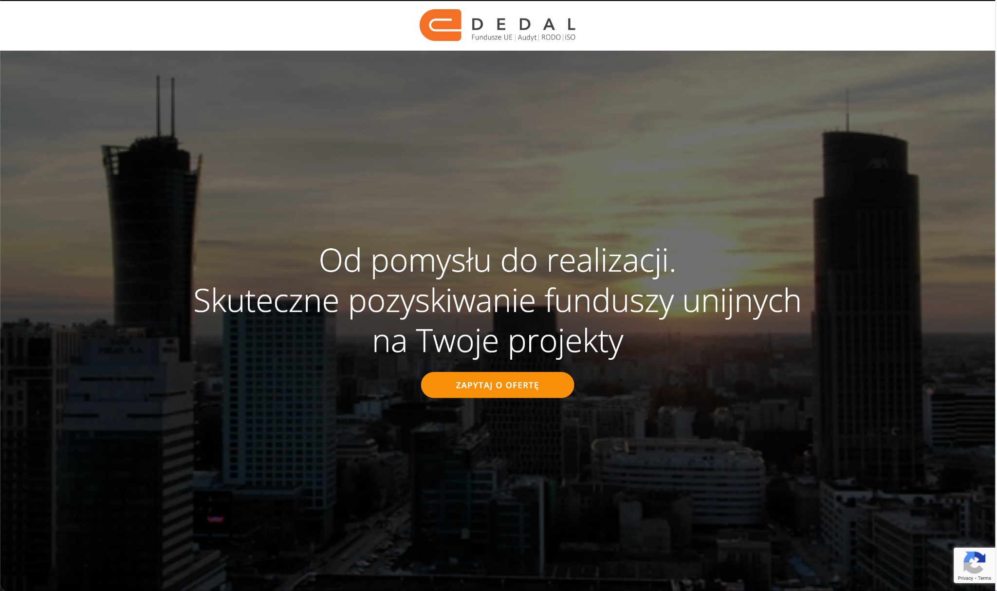 Panorama miasta z wysokości, z widocznymi wieżowcami w ciepłym świetle zachodzącego słońca, nadrukowany tekst 'Od pomysłu do realizacji. Skuteczne pozyskiwanie funduszy unijnych na Twoje projekty'...