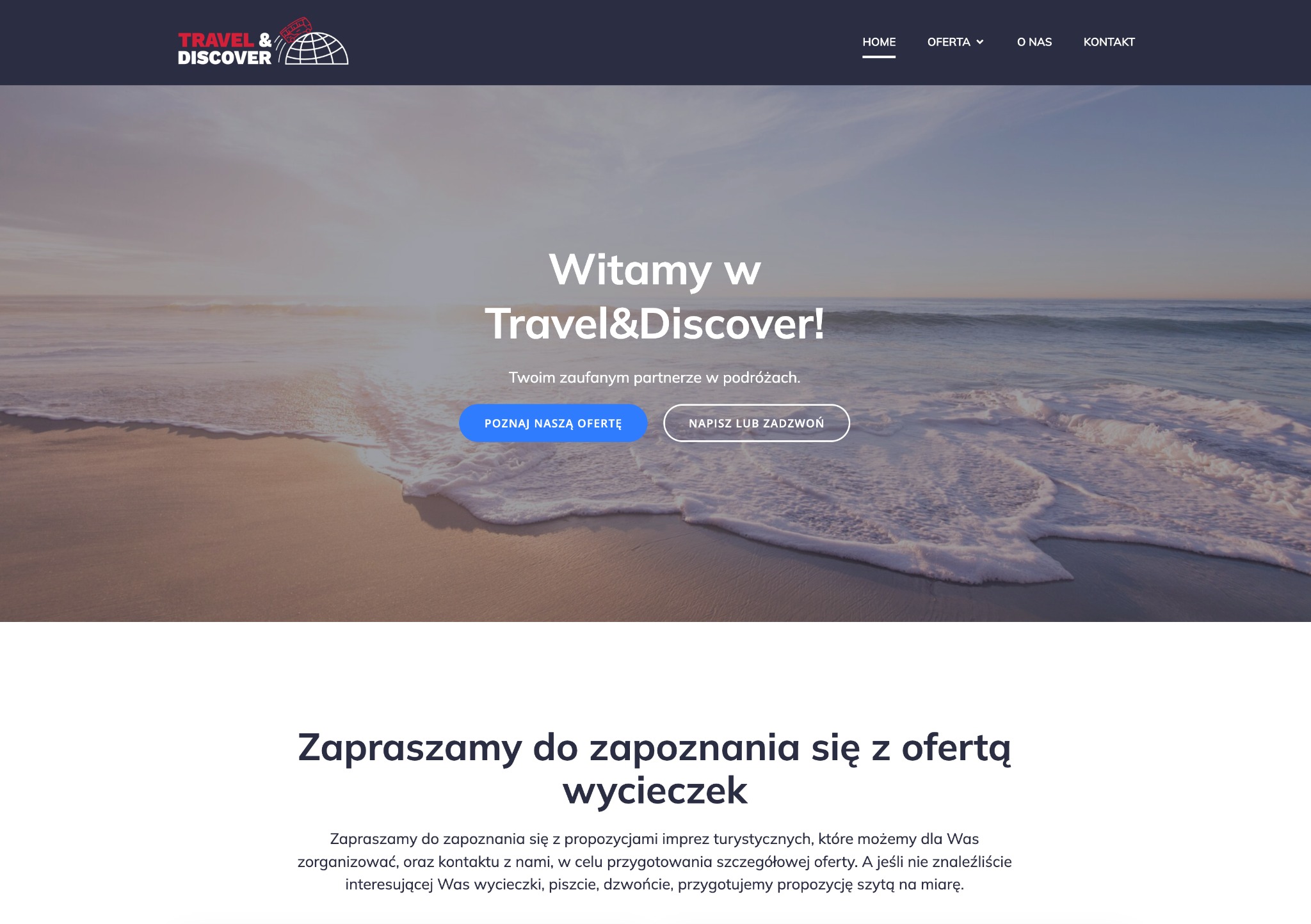 Strona internetowa firmy turystycznej Travel&Discover z motywem plaży i morza w tle, logo w lewym górnym rogu i przyciskami nawigacyjnymi w górnej części strony.