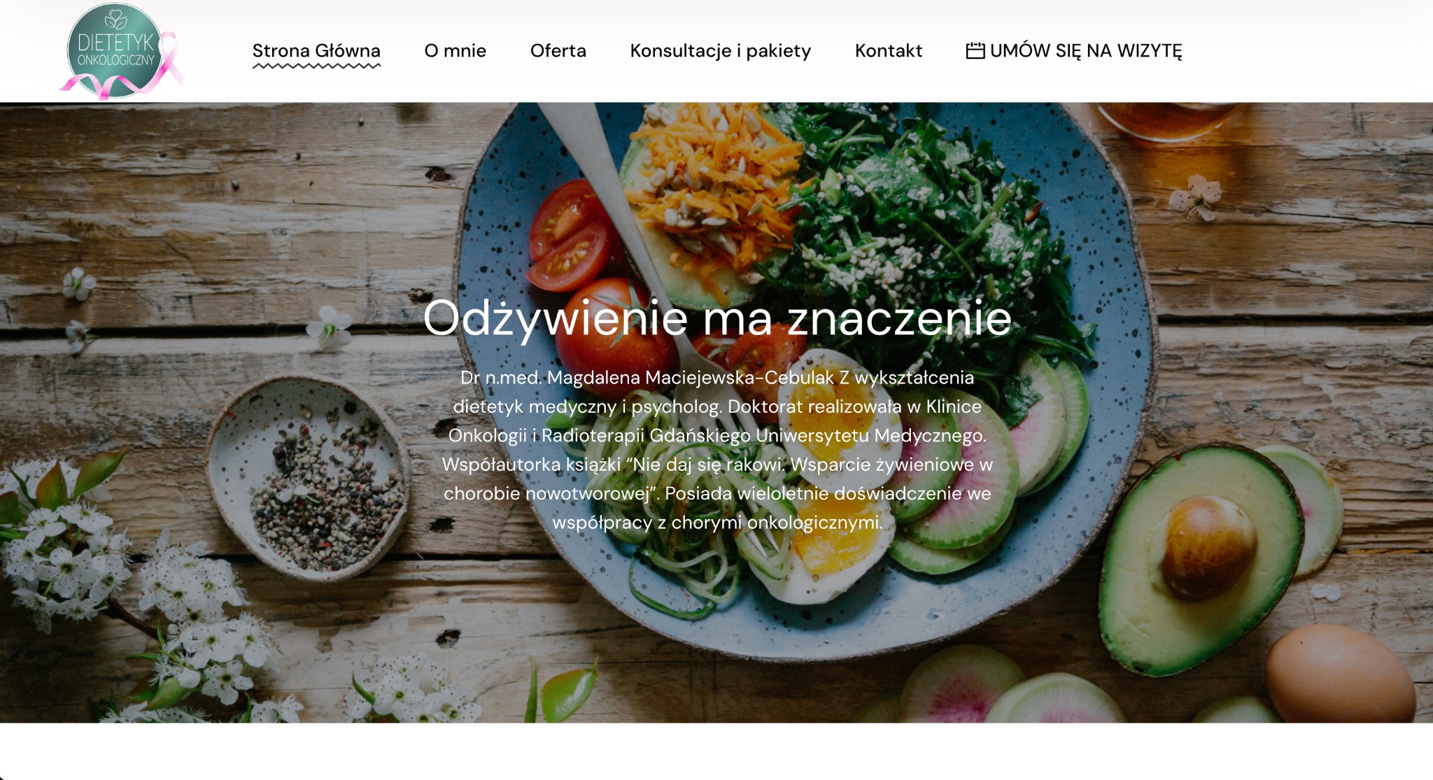 Strona internetowa dietetyka onkologicznego z widoczną misą sałatki warzywnej, awokado i jajkiem na tle drewnianego stołu, podkreślająca znaczenie odżywiania w profilaktyce i leczeniu chorób...