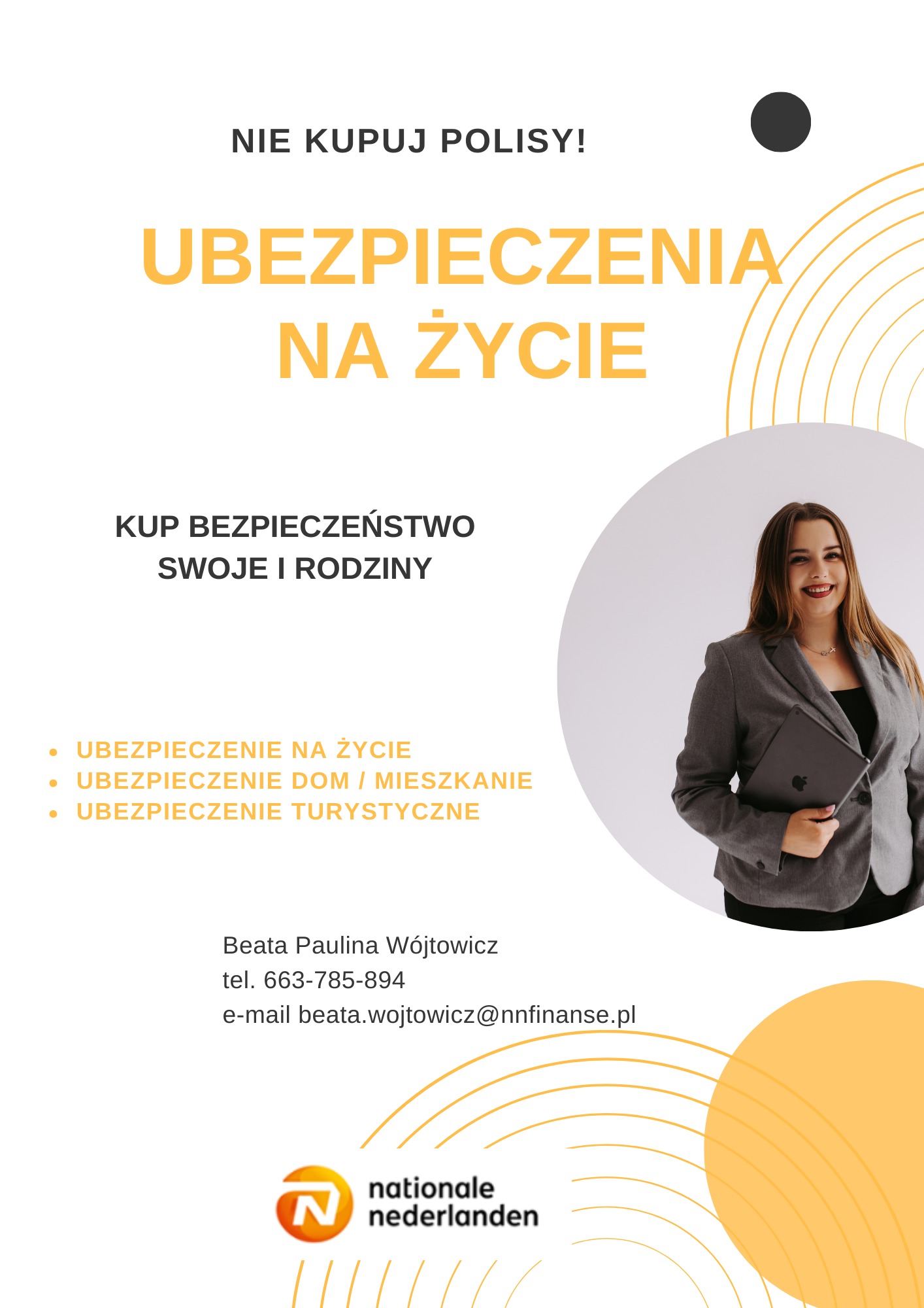 Plakat reklamowy z uśmiechniętą kobietą w szarym żakiecie trzymającą tablet, promujący bezpieczeństwo finansowe rodziny i różne rodzaje ubezpieczeń, w tym turystyczne i nieruchomości.