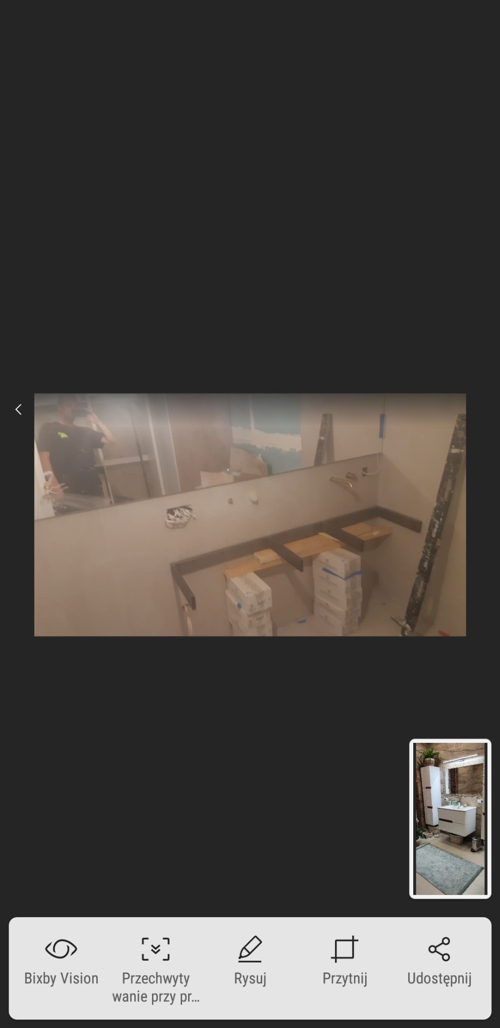 Łazienka w trakcie prac: przygotowane pod blaty szafek umywalkowych, widoczne puszki elektryczne, niezabezpieczone przewody, oraz zapas płytek w oryginalnych opakowaniach.