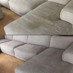 Szara modułowa kanapa narożna z widoczną różnicą w czystości tapicerki przed i po praniu, na parkiecie ułożonym w jodełkę.