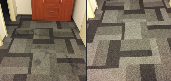 Dzielony obraz: po lewej dywan z plamami przed czyszczeniem, po prawej ten sam dywan po czyszczeniu, z geometrycznym wzorem w odcieniach szarości, w tle szafka i drzwi.