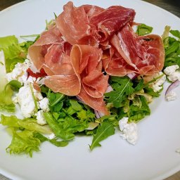 Sałata z szynką prosciutto crudo,pomidorkami koktajlowymi,serem feta, czerwona cebula,sosem vinegret