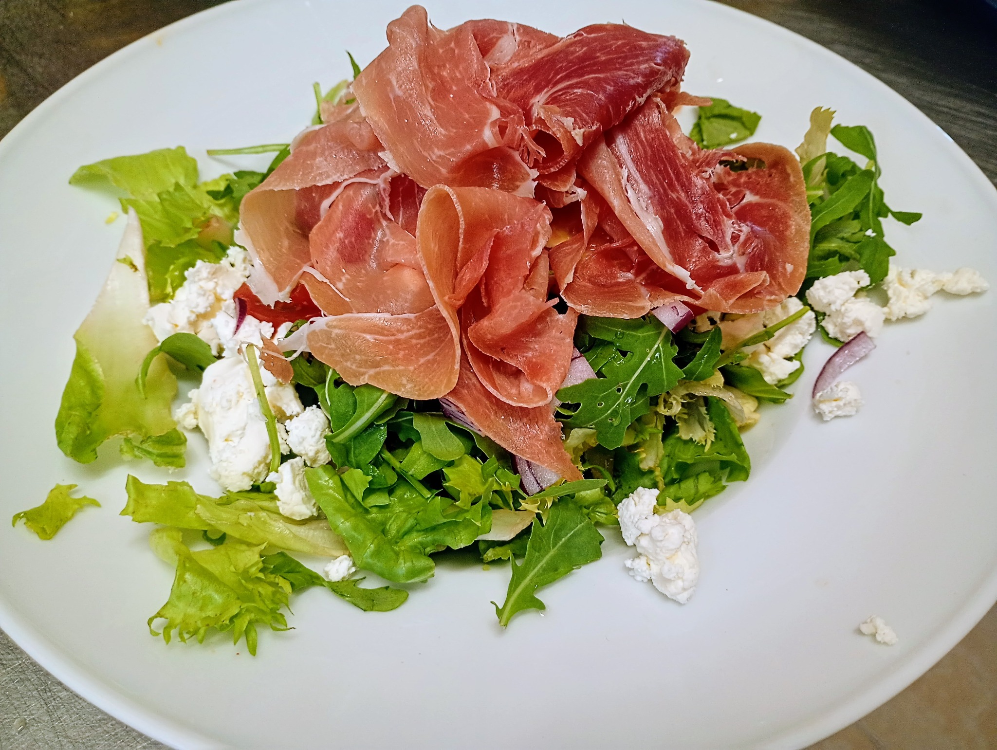 Sałata z szynką prosciutto crudo,pomidorkami koktajlowymi,serem feta, czerwona cebula,sosem vinegret