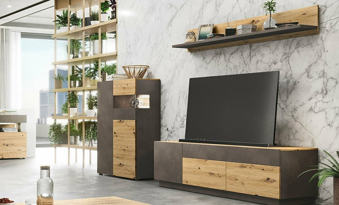 Nowoczesny salon z szafką RTV z drewnianymi frontami i elementami w kolorze betonu, na tle marmurowej ściany i regału z roślinami doniczkowymi.