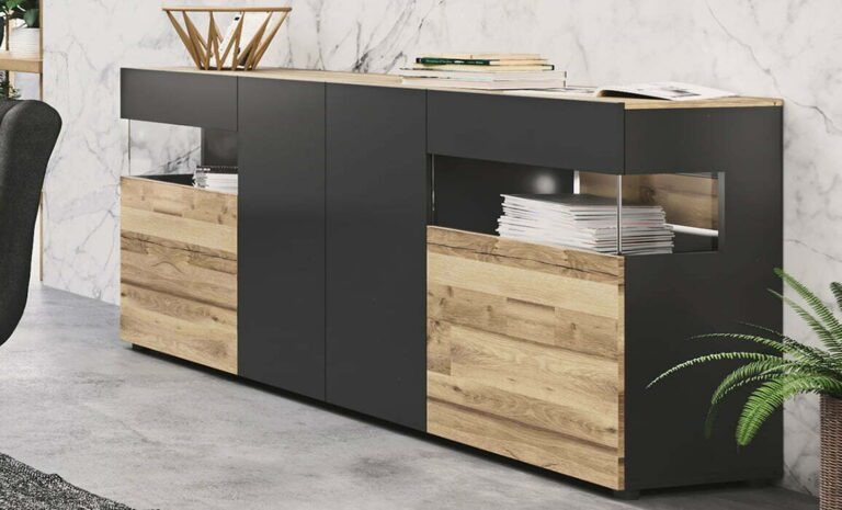 Nowoczesna komoda z czarnymi frontami i elementami z jasnego drewna o wyraźnej strukturze, z otwartymi półkami wypełnionymi książkami, na tle marmurowej ściany.