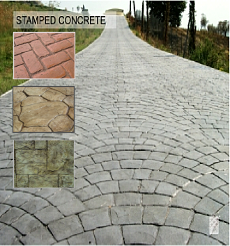 Ścieżka z betonu stemplowanego imitującego kostkę brukową, z widocznymi trzema wstawkami prezentującymi różne wzory stemplowania: cegła, nieregularne płyty i kamień. Perspektywa z daleka, widok...