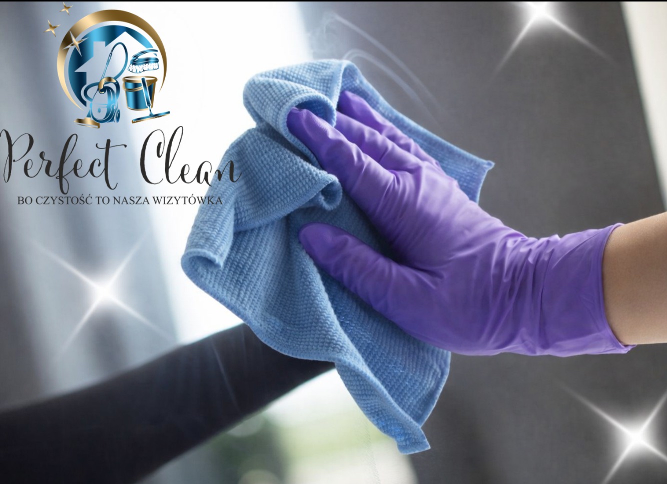 Dłoń w fioletowej rękawicy czyści szklaną powierzchnię niebieską ściereczką z mikrofibry. Widoczne logo firmy sprzątającej Perfect Clean.