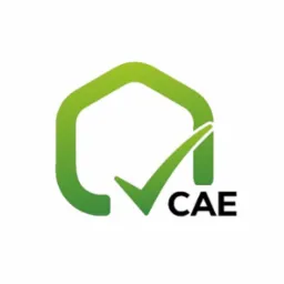 Logo firmy z zielonym symbolem domu z odhaczeniem i napisem CAE.