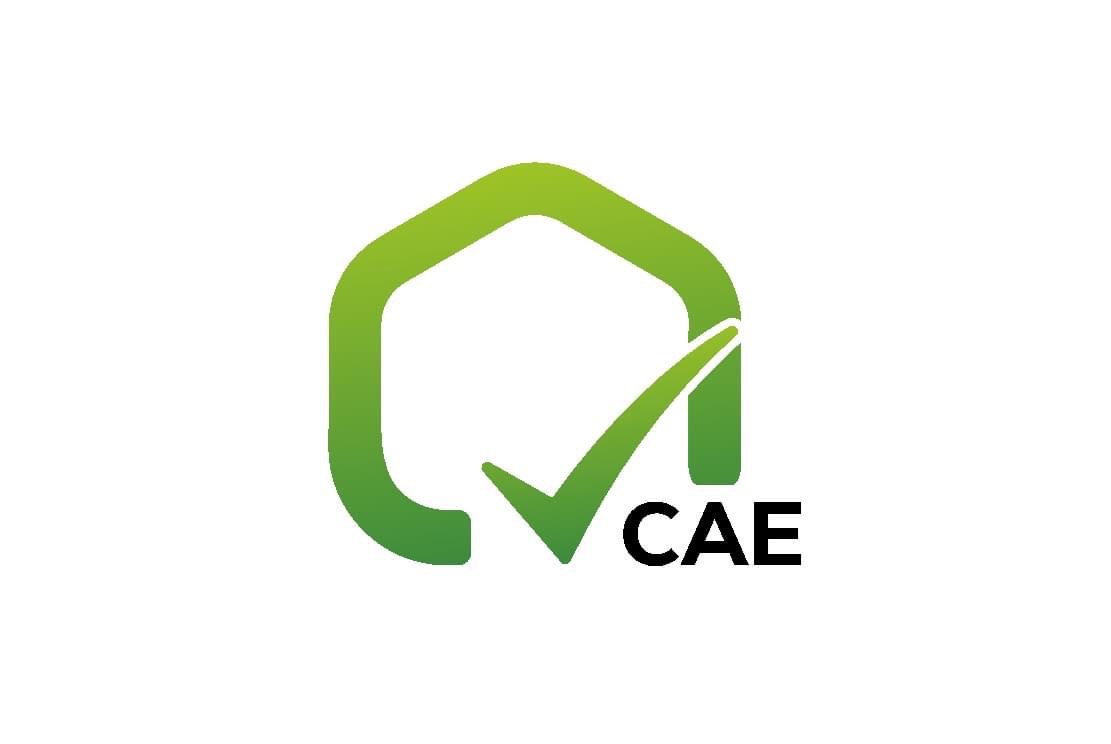 Logo firmy z zielonym symbolem domu z odhaczeniem i napisem CAE.
