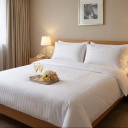 Pościel, która wygląda jak w dobrym hotelu i jednocześnie wytrzymuje intensywne użytkowanie? poszwy hotelowe 140×200 cm z białej tkaniny o delikatnym, eleganckim wzorze tkanych pasów 1 cm. To klasyczny hotelowy wygląd – czysto, profesjonalnie i premium.