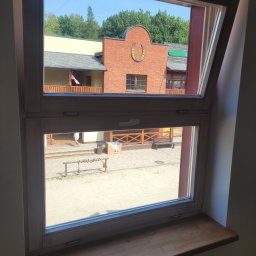 Czarodziejka - Widok z okna na stylizowane miasteczko westernowe z ceglanymi budynkami i dekoracyjnym podwórkiem.