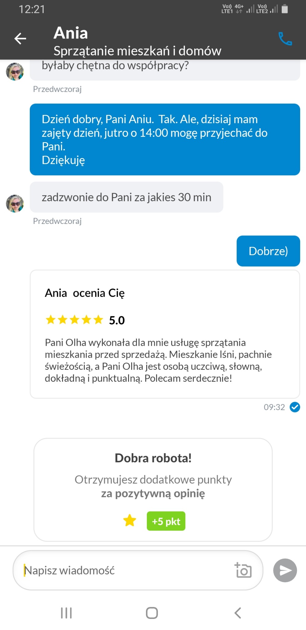 Zrzut ekranu z konwersacji w aplikacji, zawierający pozytywną opinię o usłudze sprzątania mieszkania przed sprzedażą, z oceną 5.0 i pochwałami dla wykonawcy za uczciwość i dokładność.