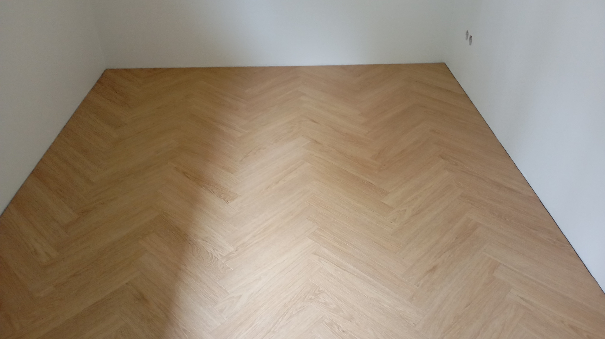 Ułożenie paneli podłogowych w jodełkę.