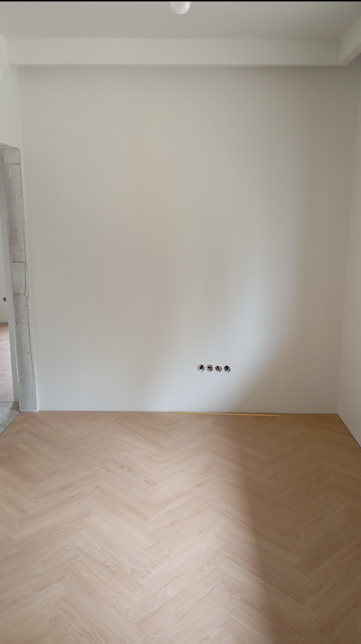 Szpachlowanie i malowanie oraz ułożenie jodełki w końcowym etapie.