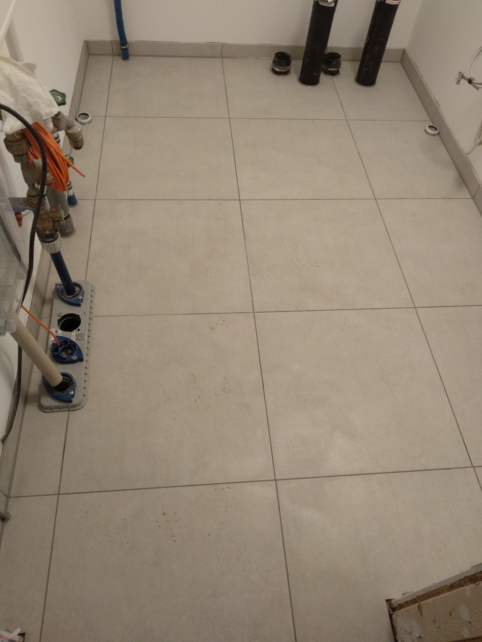 Ułożenie gresu 60x60 w kotłowni plus cokolik o wysokości 7cm.