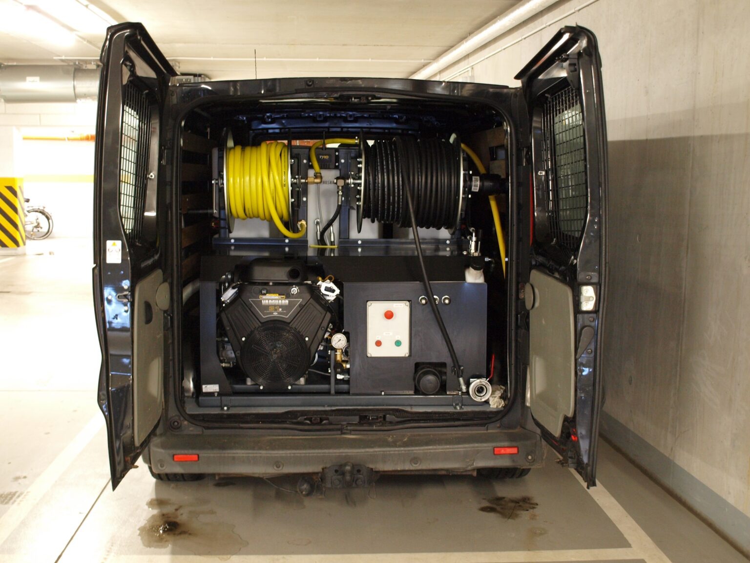 Samochód do 3,5t który pozwala udrażniać kanalizację zarówno na ulicach, jak i w budynkach.