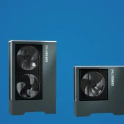 Gama różnych modeli urządzeń grzewczych w kolorze grafitowym, z widocznymi nazwami producenta i oznaczeniami modelu, ustawionych na jednolitym niebieskim tle.