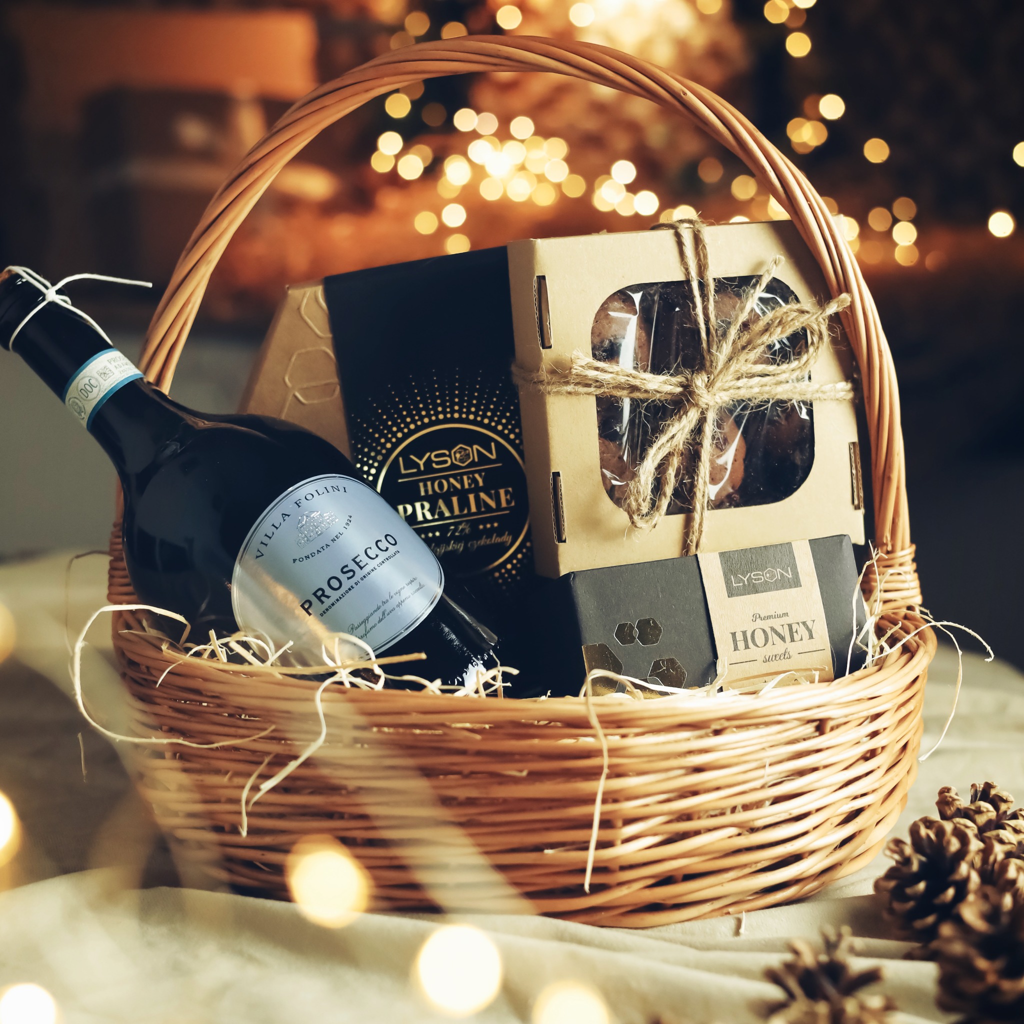 Koszyk z Prosecco i rzemieślniczymi słodyczami w cenie 180 zł.