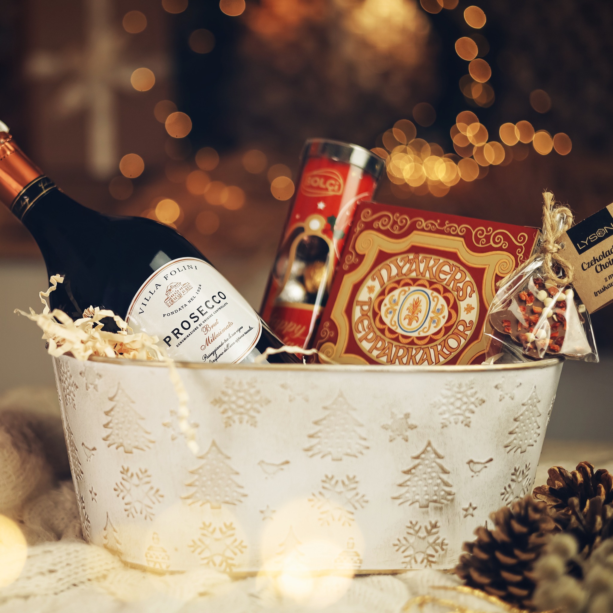 Prezent w metalowym koszyku z Prosecco i świątecznymi słodyczami.