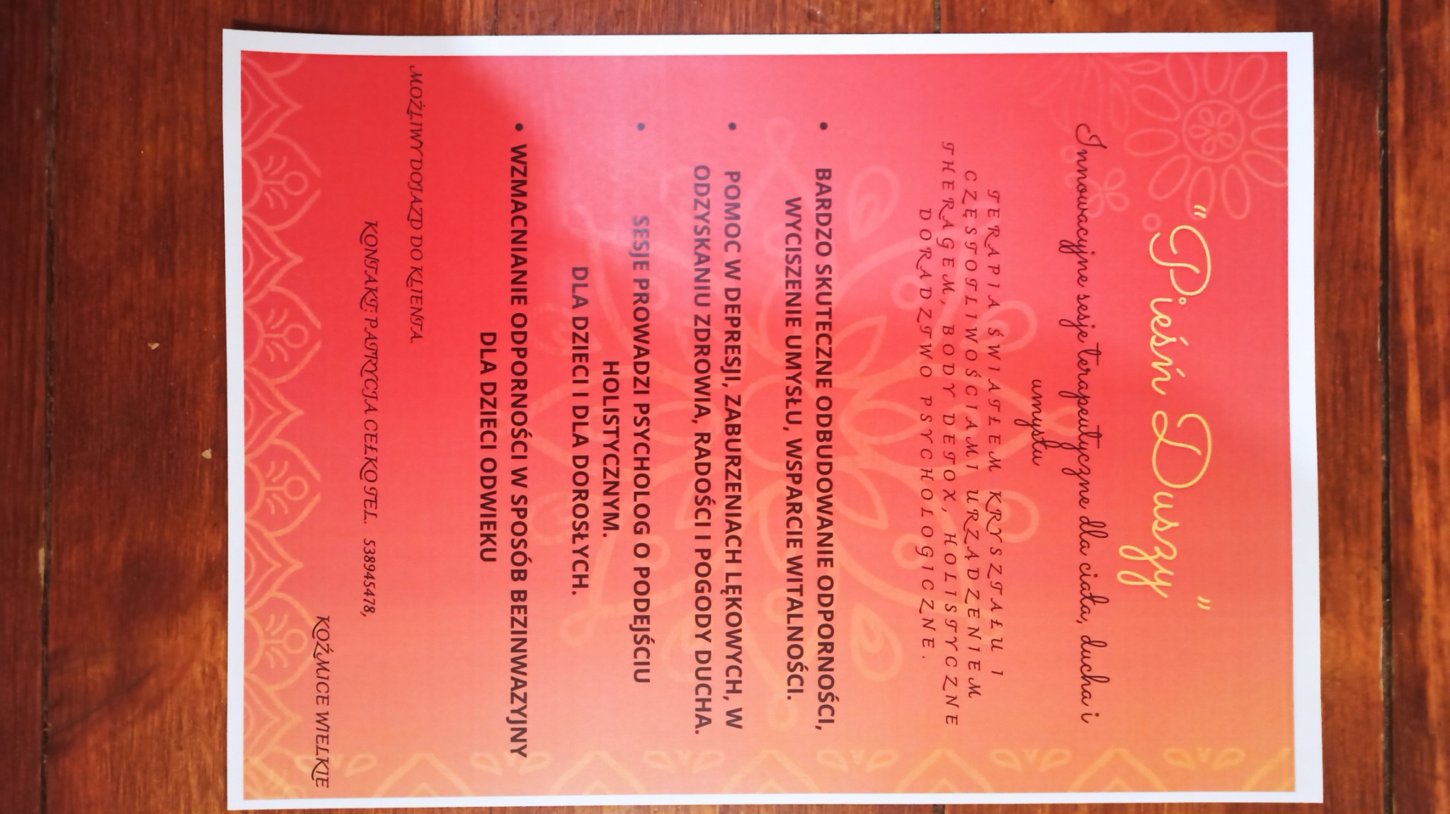 Ulotka reklamowa z informacjami o sesjach terapeutycznych, w tym terapia światłem kryształu, body detox i doradztwo psychologiczne, z holistycznym podejściem do dzieci i dorosłych.