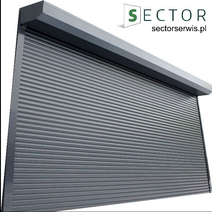 Zamknięta, szara roleta zewnętrzna z widocznym logo firmy Sector w prawym górnym rogu.