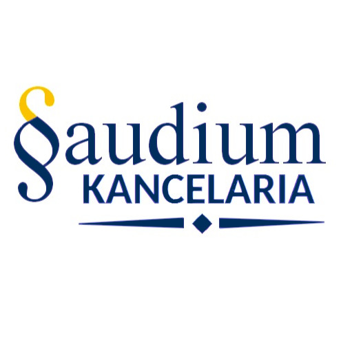 Logo Kancelarii Saudium z stylizowaną literą 'S' w kolorze złotym i nazwą 'Saudium Kancelaria' w kolorze granatowym, podkreślone poziomą linią z rombem.