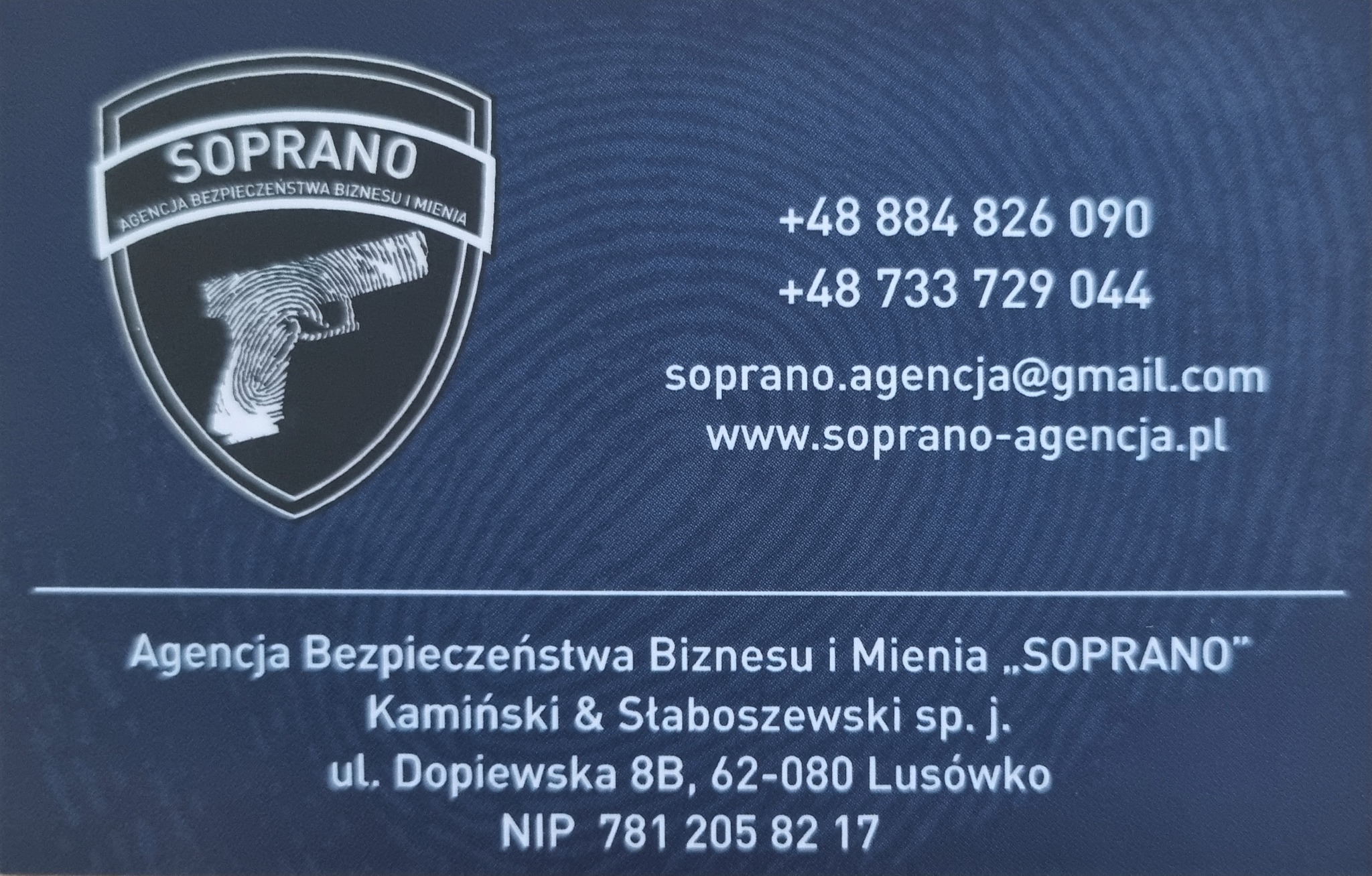Wizytówka firmy z logiem przedstawiającym pistolet z odciskiem palca w tarczy, nazwa firmy SOPRANO, dane kontaktowe: numery telefonów, adres e-mail, strona internetowa oraz adres siedziby firmy.