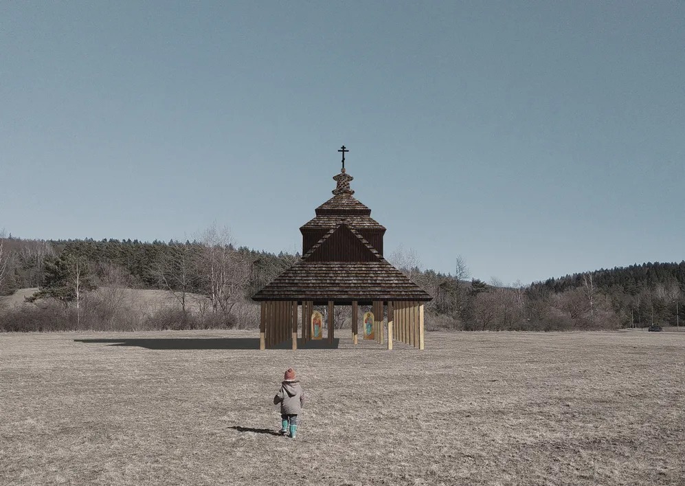 Wizualizacja drewnianej kapliczki z dwuspadowym dachem krytym gontem i krzyżem na szczycie, na otwartym polu, z sylwetką dziecka w oddali.
