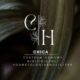 Eleganckie logo firmy CHICA Centrum Odnowy Biologicznej Kosmetologia & Holistyka na tle liścia w odcieniach brązu i zieleni.