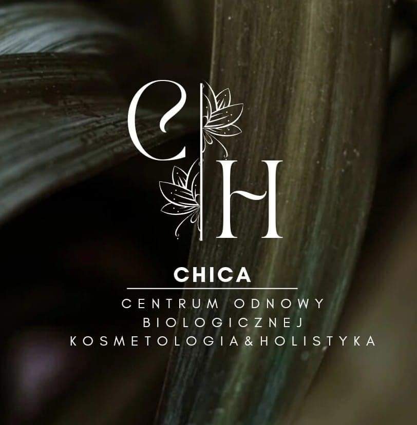 Eleganckie logo firmy CHICA Centrum Odnowy Biologicznej Kosmetologia & Holistyka na tle liścia w odcieniach brązu i zieleni.