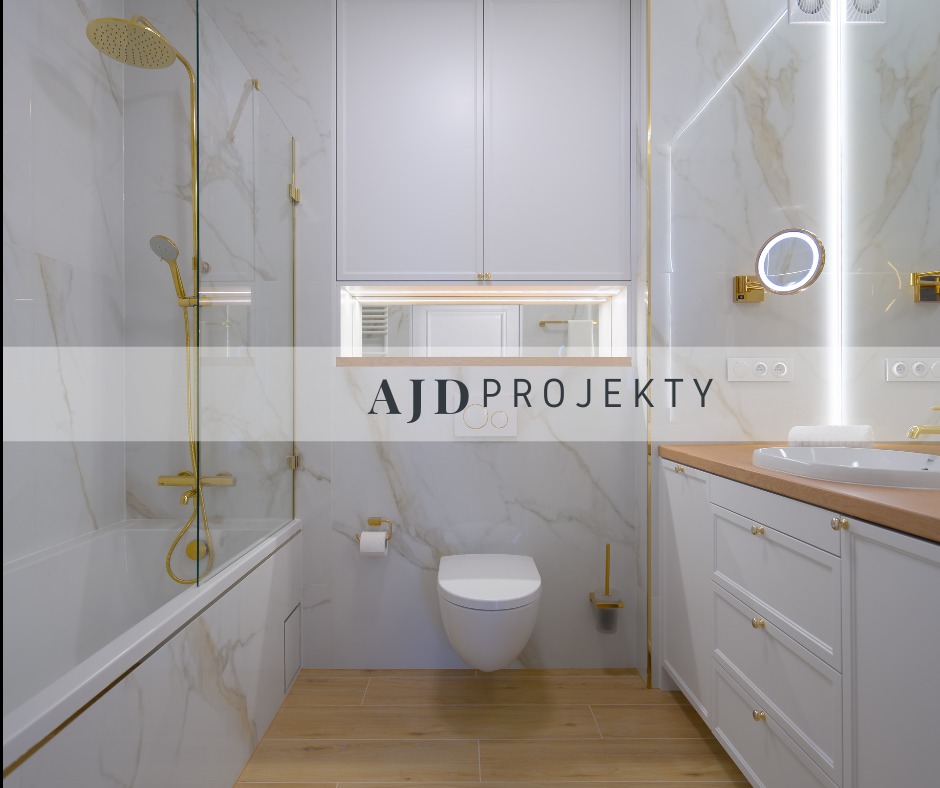 Elegancka łazienka w bieli i złocie, z marmurowymi płytkami, podświetlanym lustrem, wiszącą toaletą i drewnianym blatem pod umywalką.